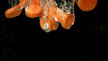 Süper yavaş hareket eden havuç dilimleri. 1000 fps 'de yüksek hızlı bir kamerayla çekildi. Yüksek kaliteli FullHD görüntüler