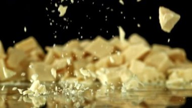 Süper yavaş çekimde beyaz çikolata parçaları. 1000 fps 'de yüksek hızlı bir kamerayla çekildi. Yüksek kaliteli FullHD görüntüler