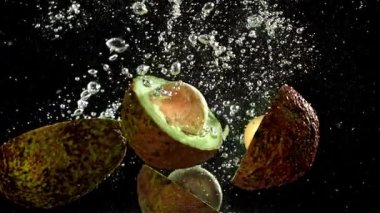 Süper yavaş çekim taze avokado ve damlalar. 1000 fps 'de yüksek hızlı bir kamerayla çekildi. Yüksek kaliteli FullHD görüntüler