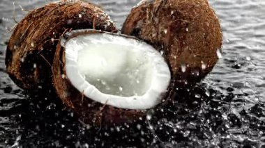 Süper yavaş çekim taze topikal hindistan cevizleri. 1000 fps 'de yüksek hızlı bir kamerayla çekildi. Yüksek kaliteli FullHD görüntüler