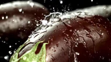 Süper yavaş çekim taze patlıcan, su sıçraması ve damla damla. 1000 fps 'de yüksek hızlı bir kamerayla çekildi. Yüksek kaliteli FullHD görüntüler