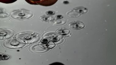 Süper yavaş çekim tutku meyveleri. 1000 fps 'de yüksek hızlı bir kamerayla çekildi. Yüksek kaliteli FullHD görüntüler