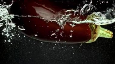 Süper yavaş çekim taze patlıcan, su sıçraması ve damla damla. 1000 fps 'de yüksek hızlı bir kamerayla çekildi. Yüksek kaliteli FullHD görüntüler