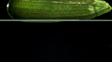 Süper yavaş çekimde kabak. 1000 fps 'de yüksek hızlı bir kamerayla çekildi. Yüksek kaliteli FullHD görüntüler