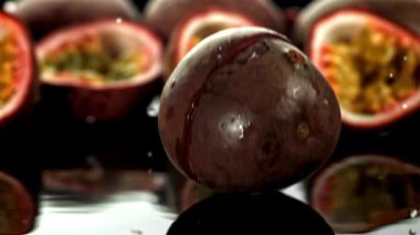 Süper yavaş çekim tutku meyveleri. 1000 fps 'de yüksek hızlı bir kamerayla çekildi. Yüksek kaliteli FullHD görüntüler