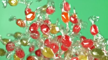 Süper yavaş çekimde çok renkli lolipoplar. 1000 fps 'de yüksek hızlı bir kamerayla çekildi. Yüksek kaliteli FullHD görüntüler