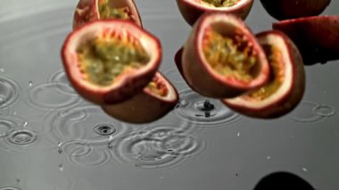 Süper yavaş çekim tutku meyveleri. 1000 fps 'de yüksek hızlı bir kamerayla çekildi. Yüksek kaliteli FullHD görüntüler