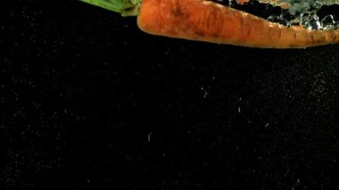 Süper yavaş çekimde taze havuç. 1000 fps 'de yüksek hızlı bir kamerayla çekildi. Yüksek kaliteli FullHD görüntüler