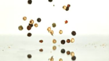 Süper yavaş çekimde biber. 1000 fps 'de yüksek hızlı bir kamerayla çekildi. Yüksek kaliteli FullHD görüntüler