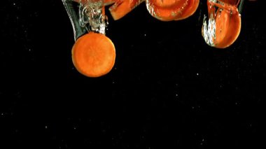 Süper yavaş hareket eden havuç dilimleri. 1000 fps 'de yüksek hızlı bir kamerayla çekildi. Yüksek kaliteli FullHD görüntüler