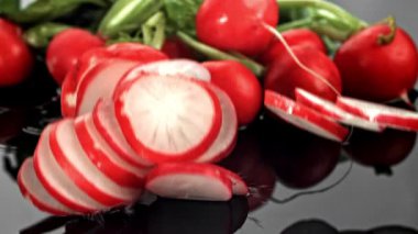 Süper yavaş çekimde dilimlenmiş turplar. 1000 fps 'de yüksek hızlı bir kamerayla çekildi. Yüksek kaliteli FullHD görüntüler