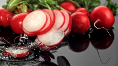 Süper yavaş çekimde dilimlenmiş turplar. 1000 fps 'de yüksek hızlı bir kamerayla çekildi. Yüksek kaliteli FullHD görüntüler