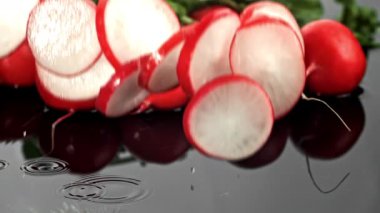 Süper yavaş çekimde dilimlenmiş turplar. 1000 fps 'de yüksek hızlı bir kamerayla çekildi. Yüksek kaliteli FullHD görüntüler