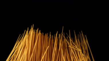 Süper yavaş çekimde uçan makarna. 1000 fps 'de yüksek hızlı bir kamerayla çekildi. Yüksek kaliteli FullHD görüntüler