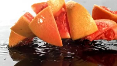 Süper yavaş çekimde taze greyfurt parçaları. 1000 fps 'de yüksek hızlı bir kamerayla çekildi. Yüksek kaliteli FullHD görüntüler