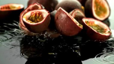 Süper yavaş çekim tutku meyveleri. 1000 fps 'de yüksek hızlı bir kamerayla çekildi. Yüksek kaliteli FullHD görüntüler