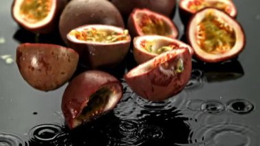 Süper yavaş çekim tutku meyveleri. 1000 fps 'de yüksek hızlı bir kamerayla çekildi. Yüksek kaliteli FullHD görüntüler