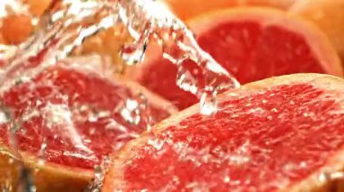 Çok yavaş çekimde taze greyfurt. 1000 fps 'de yüksek hızlı bir kamerayla çekildi. Yüksek kaliteli FullHD görüntüler