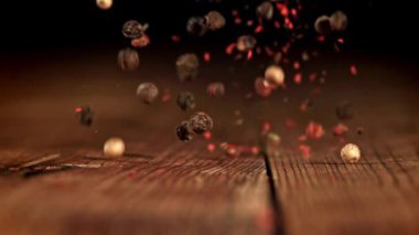 Süper yavaş çekimde biber. 1000 fps 'de yüksek hızlı bir kamerayla çekildi. Yüksek kaliteli FullHD görüntüler