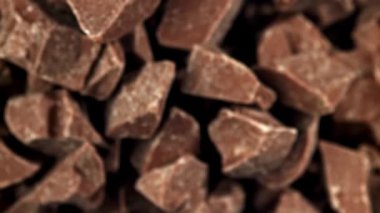 Süper yavaş hareket eden sütlü çikolatalar. 1000 fps 'de yüksek hızlı bir kamerayla çekildi. Yüksek kaliteli FullHD görüntüler