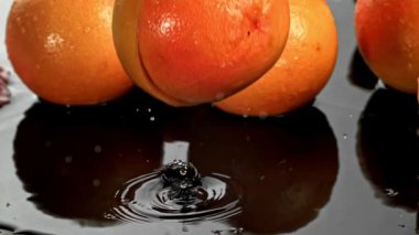 Çok yavaş çekimde taze greyfurt. 1000 fps 'de yüksek hızlı bir kamerayla çekildi. Yüksek kaliteli FullHD görüntüler