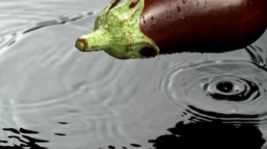 Süper yavaş çekim taze patlıcan, su sıçraması ve damla damla. 1000 fps 'de yüksek hızlı bir kamerayla çekildi. Yüksek kaliteli FullHD görüntüler