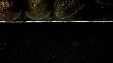 Süper yavaş çekim taze avokado ve damlalar. 1000 fps 'de yüksek hızlı bir kamerayla çekildi. Yüksek kaliteli FullHD görüntüler