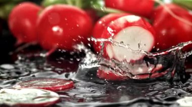 Süper yavaş çekimde dilimlenmiş turplar. 1000 fps 'de yüksek hızlı bir kamerayla çekildi. Yüksek kaliteli FullHD görüntüler