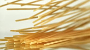 Süper yavaş çekimde makarna. 1000 fps 'de yüksek hızlı bir kamerayla çekildi. Yüksek kaliteli FullHD görüntüler