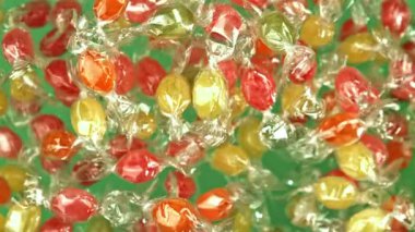 Süper yavaş çekimde çok renkli lolipoplar. 1000 fps 'de yüksek hızlı bir kamerayla çekildi. Yüksek kaliteli FullHD görüntüler
