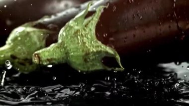 Süper yavaş çekim taze patlıcan, su sıçraması ve damla damla. 1000 fps 'de yüksek hızlı bir kamerayla çekildi. Yüksek kaliteli FullHD görüntüler