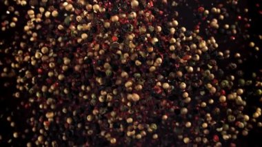 Süper yavaş çekimde biber. 1000 fps 'de yüksek hızlı bir kamerayla çekildi. Yüksek kaliteli FullHD görüntüler