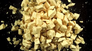 Süper yavaş çekimde beyaz çikolata parçaları. 1000 fps 'de yüksek hızlı bir kamerayla çekildi. Yüksek kaliteli FullHD görüntüler