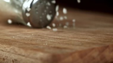 Çok yavaş çekimde düşen deniz tuzu. 1000 fps 'de yüksek hızlı bir kamerayla çekildi. Yüksek kaliteli FullHD görüntüler