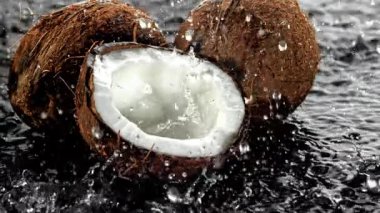 Süper yavaş çekim taze topikal hindistan cevizleri. 1000 fps 'de yüksek hızlı bir kamerayla çekildi. Yüksek kaliteli FullHD görüntüler