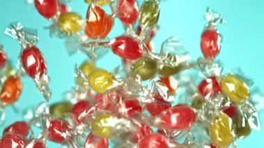 Süper yavaş çekimde çok renkli lolipoplar. 1000 fps 'de yüksek hızlı bir kamerayla çekildi. Yüksek kaliteli FullHD görüntüler