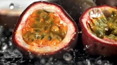 Süper yavaş çekim tutku meyveleri. 1000 fps 'de yüksek hızlı bir kamerayla çekildi. Yüksek kaliteli FullHD görüntüler