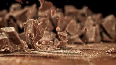 Süper yavaş hareket eden sütlü çikolatalar. 1000 fps 'de yüksek hızlı bir kamerayla çekildi. Yüksek kaliteli FullHD görüntüler