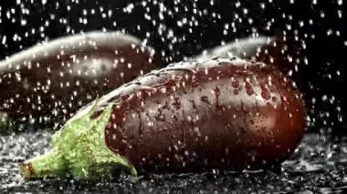 Süper yavaş çekim taze patlıcan, su sıçraması ve damla damla. 1000 fps 'de yüksek hızlı bir kamerayla çekildi. Yüksek kaliteli FullHD görüntüler