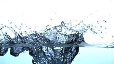 Süper yavaş su sıçrıyor. 1000 fps 'de yüksek hızlı bir kamerayla çekildi. Yüksek kaliteli FullHD görüntüler