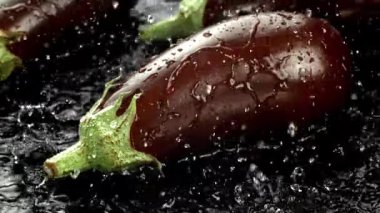 Süper yavaş çekim taze patlıcan, su sıçraması ve damla damla. 1000 fps 'de yüksek hızlı bir kamerayla çekildi. Yüksek kaliteli FullHD görüntüler