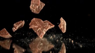 Süper yavaş hareket eden sütlü çikolatalar. 1000 fps 'de yüksek hızlı bir kamerayla çekildi. Yüksek kaliteli FullHD görüntüler