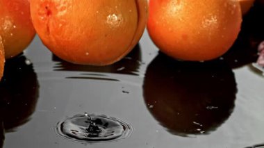 Çok yavaş çekimde taze greyfurt. 1000 fps 'de yüksek hızlı bir kamerayla çekildi. Yüksek kaliteli FullHD görüntüler