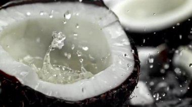 Süper yavaş çekim taze topikal hindistan cevizleri. 1000 fps 'de yüksek hızlı bir kamerayla çekildi. Yüksek kaliteli FullHD görüntüler