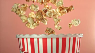 Süper yavaş çekimde uçan patlamış mısır. 1000 fps 'de yüksek hızlı bir kamerayla çekildi. Yüksek kaliteli FullHD görüntüler