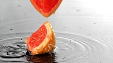 Süper yavaş çekimde taze greyfurt parçaları. 1000 fps 'de yüksek hızlı bir kamerayla çekildi. Yüksek kaliteli FullHD görüntüler