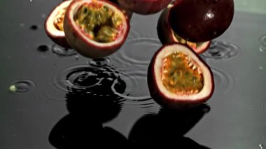 Süper yavaş çekim tutku meyveleri. 1000 fps 'de yüksek hızlı bir kamerayla çekildi. Yüksek kaliteli FullHD görüntüler