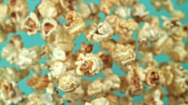 Süper yavaş çekimde uçan patlamış mısır. 1000 fps 'de yüksek hızlı bir kamerayla çekildi. Yüksek kaliteli FullHD görüntüler