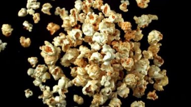 Süper yavaş çekimde uçan patlamış mısır. 1000 fps 'de yüksek hızlı bir kamerayla çekildi. Yüksek kaliteli FullHD görüntüler