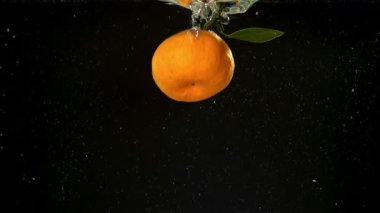 Süper yavaş çekimde taze mandalina. 1000 fps 'de yüksek hızlı bir kamerayla çekildi. Yüksek kaliteli FullHD görüntüler